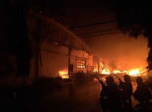Ngay sau khi xảy ra đám cháy, nhiều công nhân đã sử dụng thiết bị chữa cháy tại chỗ để dập lửa nhưng bất thành